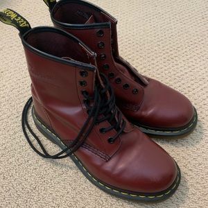 -OXBLOOD DR MARTINS women’s size 6